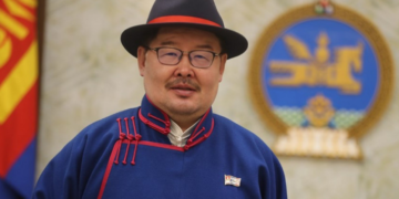 Г.Занданшатар: Нутгийн дүү, Монголын бахархал Урнаагийнхаа дээлийн захыг мушгиж сууна