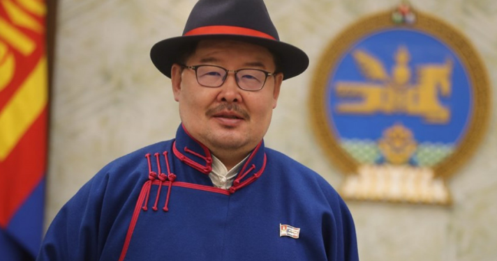 Г.Занданшатар: Нутгийн дүү, Монголын бахархал Урнаагийнхаа дээлийн захыг мушгиж сууна