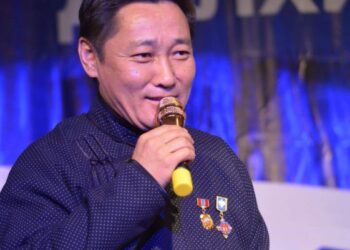 Монголын радио ярьж байна хэмээх танил дотно дуу хоолой