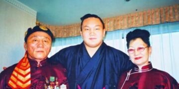 Хакухо М.Даваажаргал: Хоёр жил харьсангүй ээ, ээждээ л нэг үнсүүлчихмээр байна