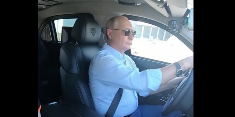 БИЧЛЭГ: В.Путин өөрсдийн үйлдвэрлэсэн сум нэвтэрдэггүй автомашиныг жолоодож үзүүлэв