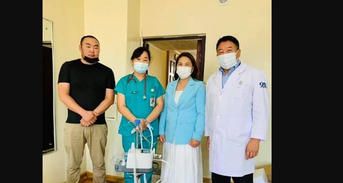 Зохиолч Х.Дуламсүрэн ЭХЭМҮТ-ийн эрчимт эмчилгээний тасагт амьсгал дэмжих аппарат хандивлалаа