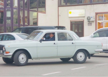 Хотын төвөөр ‘ВОЛГА’ машинаар гангарч яваа залуу хэн бэ?