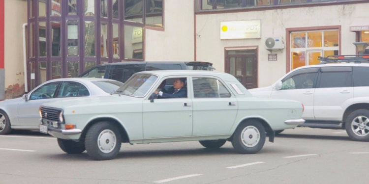 Хотын төвөөр ‘ВОЛГА’ машинаар гангарч яваа залуу хэн бэ?