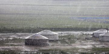 СЭРЭМЖЛҮҮЛЭГ: Төв болон зүүн аймгийн зарим газраар усархаг, дуу цахилгаантай аадар бороо орно