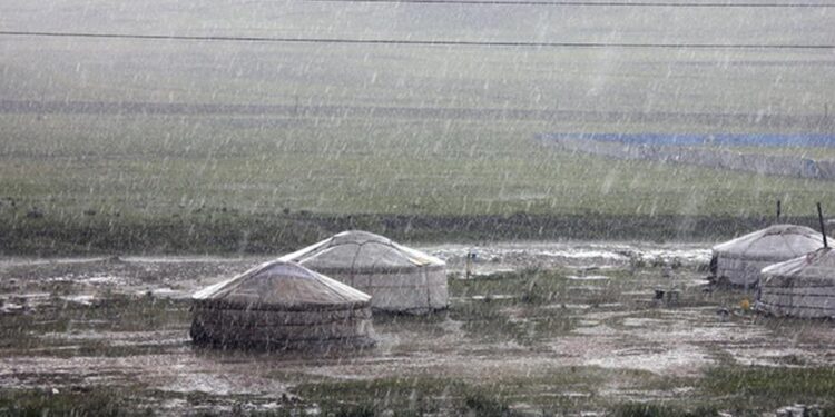СЭРЭМЖЛҮҮЛЭГ: Төв болон зүүн аймгийн зарим газраар усархаг, дуу цахилгаантай аадар бороо орно