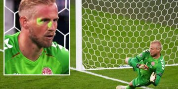 Английн багийн хөгжөөн дэмжигчид Данийн хаалгачийн нүд рүү лазер тусгаж Харри Кейнд боломж олгосон уу?