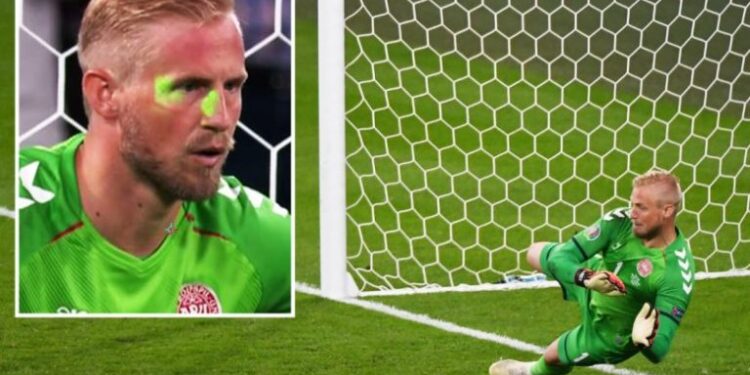 Английн багийн хөгжөөн дэмжигчид Данийн хаалгачийн нүд рүү лазер тусгаж Харри Кейнд боломж олгосон уу?