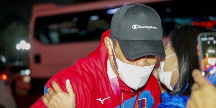 ФОТО МЭДЭЭ: Саид Моллаеиг эхийн сэтгэлээр угтсан М.Уранцэцэгийн ээж