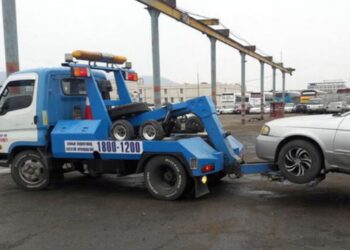 Машинаа ачуулж байсан иргэн ачилтын компанийн ажилтантай маргалдаж, мэсээр гэмтээжээ