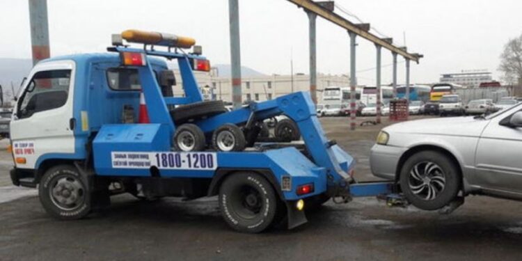 Машинаа ачуулж байсан иргэн ачилтын компанийн ажилтантай маргалдаж, мэсээр гэмтээжээ