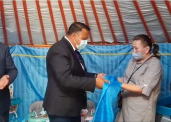 ИЧИГ ИЧИГ: Баян-Өлгий аймгийн удирдлагууд гурван ихэрдээ хоосон хадаг барьжээ