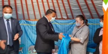 ИЧИГ ИЧИГ: Баян-Өлгий аймгийн удирдлагууд гурван ихэрдээ хоосон хадаг барьжээ