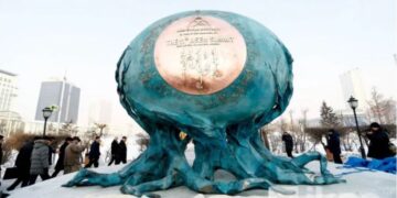 Xaвдар ёpлосон энэ хөшөөг бyyлгах хэрэгтэй гэж үзэв