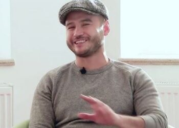 Г.Анархүү уулзаж байсан амрагуудынхаа зургаар гэрийн ханаа чимдэг