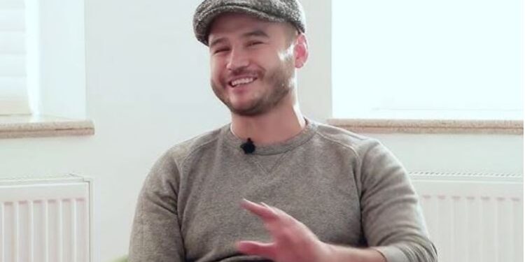 Г.Анархүү уулзаж байсан амрагуудынхаа зургаар гэрийн ханаа чимдэг