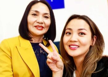 Э.Дөлгөөн: Аав өөд болсоноор бид 13-р хорооллоос Дарь-Эх рүү нүүж, ээж минь биднийг арай гэж хоолтой залгуулдаг байлаа