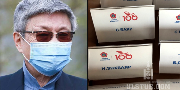 С.Баяр МАН-ын дэлгүүрээр зочилж, Н.Энхбаярын нэр бүхий сувенир авчээ