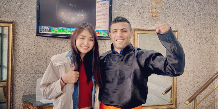 Саид Моллаеид ‘Esu MonteE’ брэнд хүр хорхойн торгон тэрлэг бэлэглэжээ