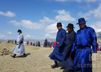 Ноён ерөнхийлөгч Сутай хайрханд агаараар алжаалгүй морилж, албатууд нь газраар түгжрэл үүсгэв