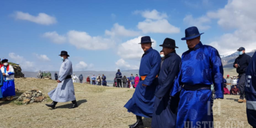 Ноён ерөнхийлөгч Сутай хайрханд агаараар алжаалгүй морилж, албатууд нь газраар түгжрэл үүсгэв