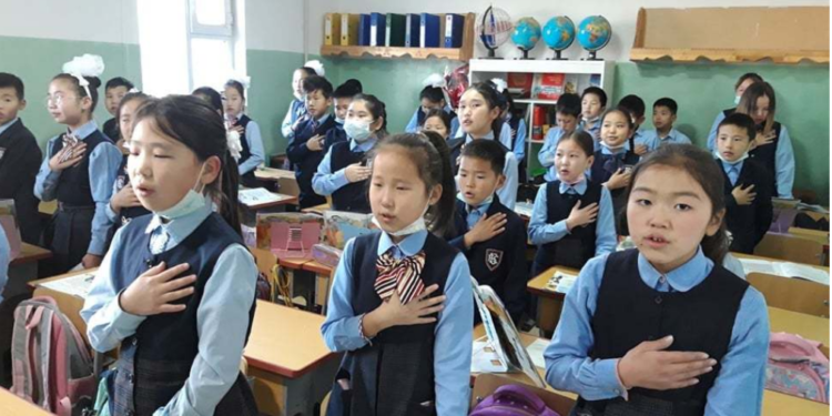 Сурагчид хичээлийн эхний минутад төрийн дуулал дуулдаг байсан бол одооноос Kopoнaвиpycийн зөвлөмж уншина