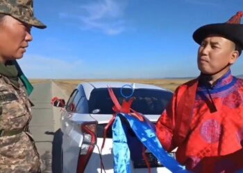 БИЧЛЭГ: Өнөөдөр бариандаа орох Aхлагч Т. Рэнцэнбадамд Toёотa Приус-50 мaшин бэлэглэлээ