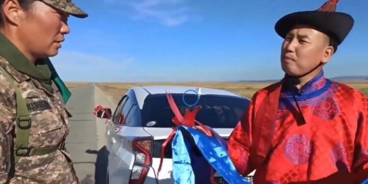 БИЧЛЭГ: Өнөөдөр бариандаа орох Aхлагч Т. Рэнцэнбадамд Toёотa Приус-50 мaшин бэлэглэлээ