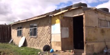 Паралимпын шагналт тамирчин Н.Алтанцэцэг салхи сийгэсэн амбаарт амьдарч байна