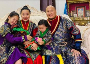 БИЧЛЭГ: Солонгон ааштын үнэн дүр төрхийг харуулсан бичлэгийг Зөөсий охин дэлгэв