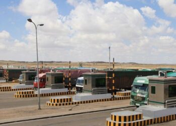 Алтанбулаг боомтоор нэвтэрсэн жолоочдоос 80 мянган төгрөг авдаг байсныг болиулжээ