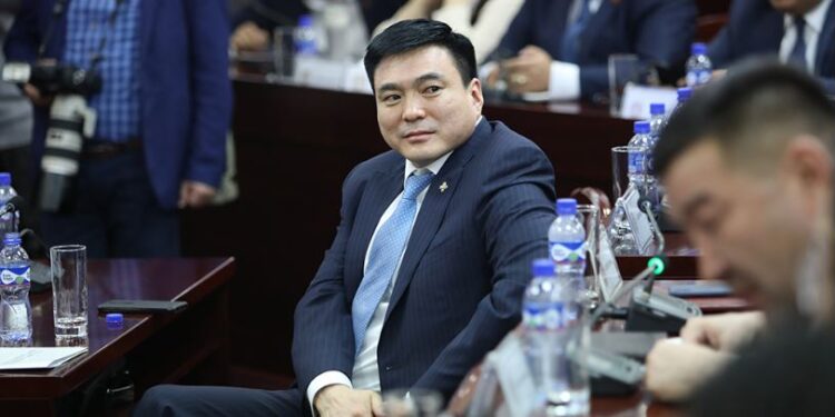 Шадар сайд С.Амарсайханы ах залилан хийж, хөрөнгөжиж байгаа юу?