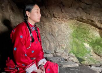 Сүнээ бүсгүй сэтгэлийн амар амгаланг мэдрэхээр агуйд амьдарч байна