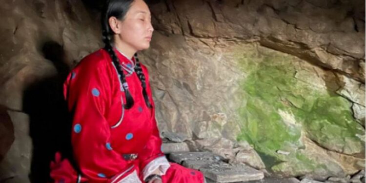 Сүнээ бүсгүй сэтгэлийн амар амгаланг мэдрэхээр агуйд амьдарч байна