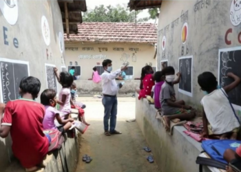 Энэ цагийн баатар: Интернетгүй, Утас, Компьютергүй сурагчдад зориулан гудамжинд хичээл заадаг багш