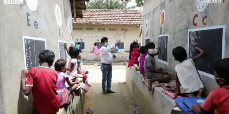 Энэ цагийн баатар: Интернетгүй, Утас, Компьютергүй сурагчдад зориулан гудамжинд хичээл заадаг багш