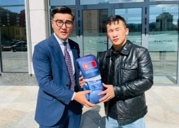 Э.Цэндбаатар Азийн аварга болохдоо өмсөж тулалдсан бээлийгээ Ч. Лодойсамбууд бэлэглэжээ