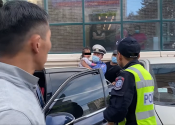 Автомашиндаа хүүхдээ түгжиж үлдээсэн эцэг эхийг 50,000 төгрөгөөр торгоно