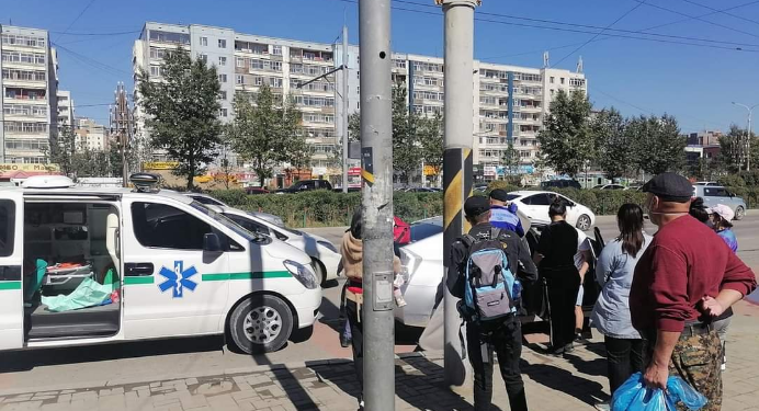 Төрөх өвдөлт өгсөн эмэгтэйг автомашинд эх барьж авчээ