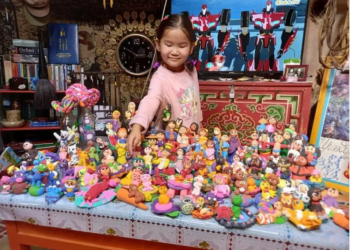 Хоёрдугаар ангийн сурагч Ү.Эмүжин Интернетээс бичлэг харж баримлын шавраар бүтээл хийж сурчээ