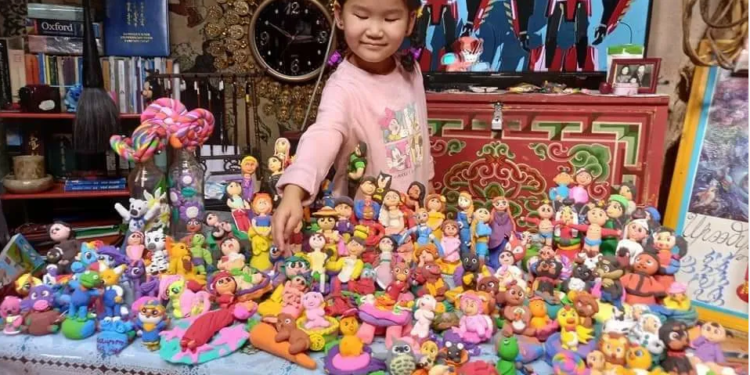 Хоёрдугаар ангийн сурагч Ү.Эмүжин Интернетээс бичлэг харж баримлын шавраар бүтээл хийж сурчээ