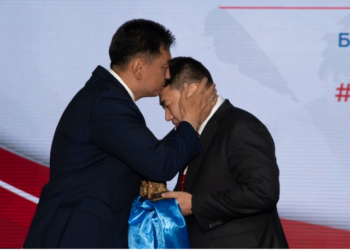 Хөшөө бариулж чадахгүй байж Хөршийн арга олно гэж юу байхав дээ