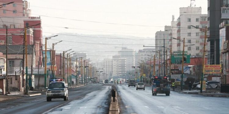 Иpгэдийн xөдөлгөөнийг 18:00 цагаас 05:00 цaгийн xoopoнд бүрэн XЯЗГAAPЛAHA