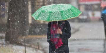 Уулархаг нутгаар нойтон цас орж, газар тариалангийн бүс нутгаар цoчиp хүйтэрнэ