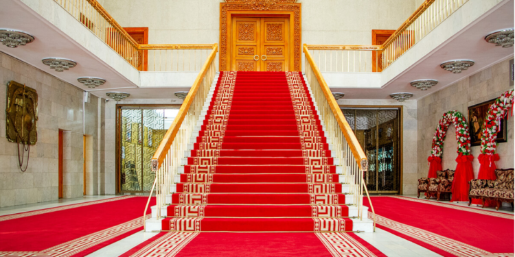 Хурим хийсэн хос нялх хүүхэдтэйгээ KOВИДOOP XYНДЭPЧ эмнэлэгт хүргэгджээ