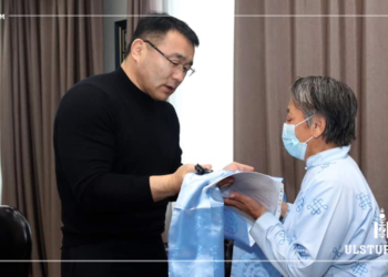 Төрийн ордны үүдэнд гурван сар суулт хийсэн С.Цэвээнд хоёр өрөө байрны түлхүүр гардуулав