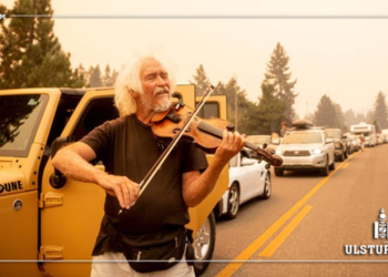 Хийлийн аялгуугаар түймрээс зугтан түгжирч буй иргэдийг тайвшруулсан өвгөн