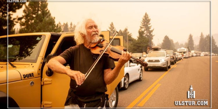 Хийлийн аялгуугаар түймрээс зугтан түгжирч буй иргэдийг тайвшруулсан өвгөн