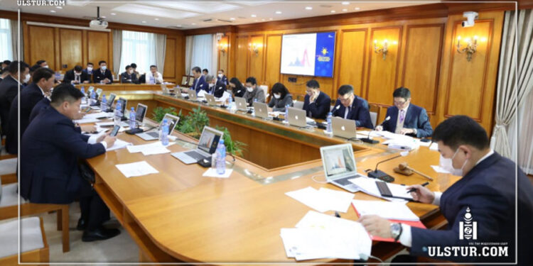 Шуурхай: Засгийн газар шатахууны асуудлаар ээлжит бусаар хуралдаж байна