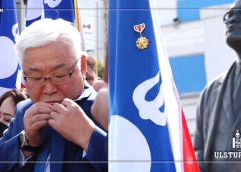 Э.Бат-Үүл Баатар-ынхаа тэмдгээр намынхаа тугыг тахив